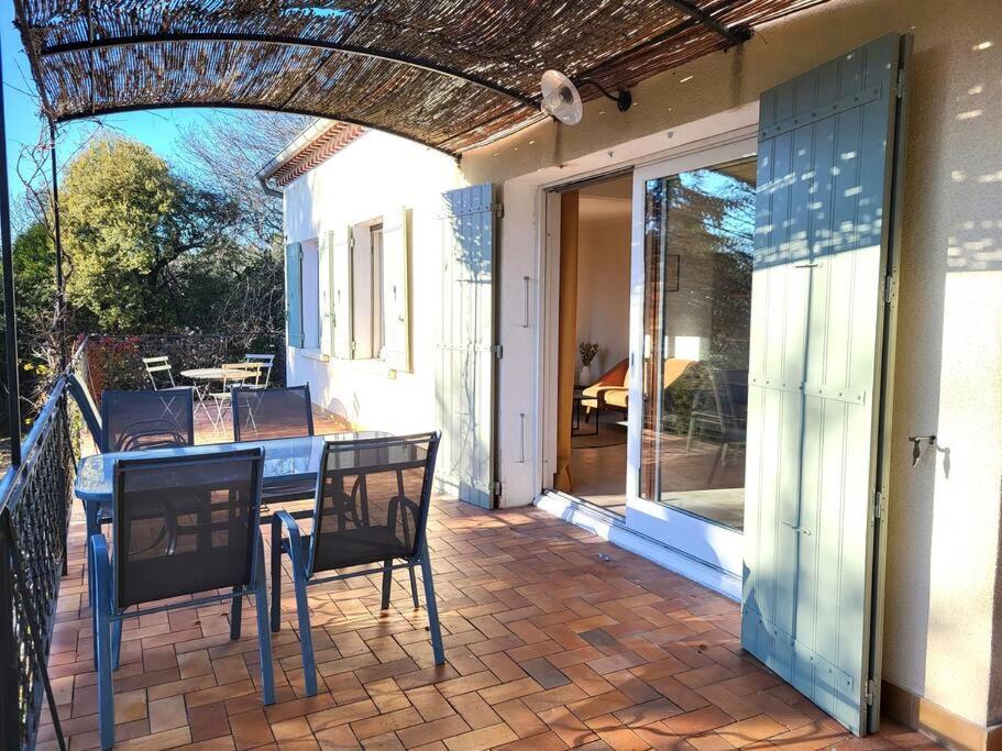 Maison Avec Piscine Chauffee, Centre Village Hébergement de vacances *