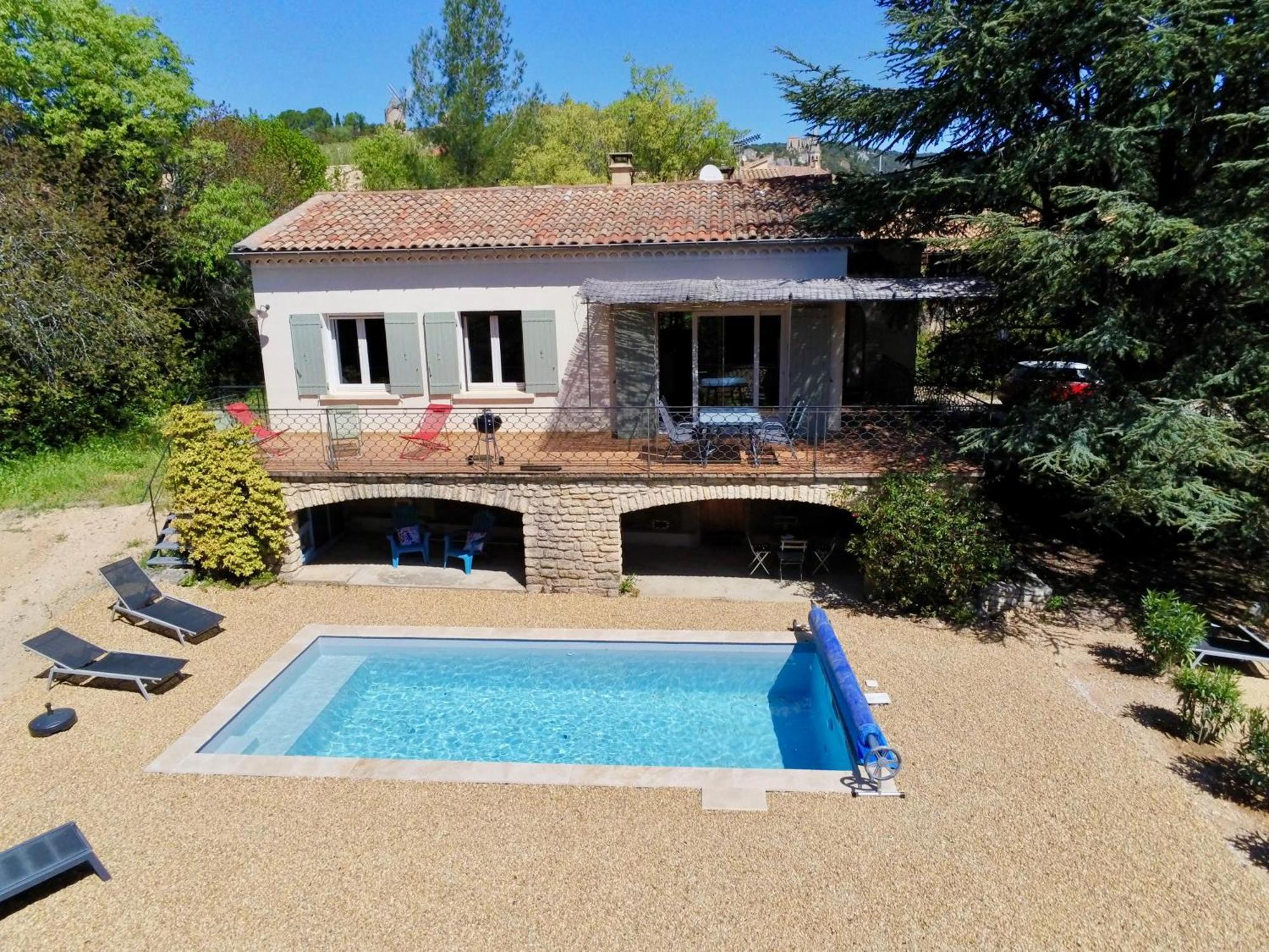 Maison Avec Piscine Chauffee, Centre Village Hébergement de vacances Saint-Saturnin-lès-Apt
