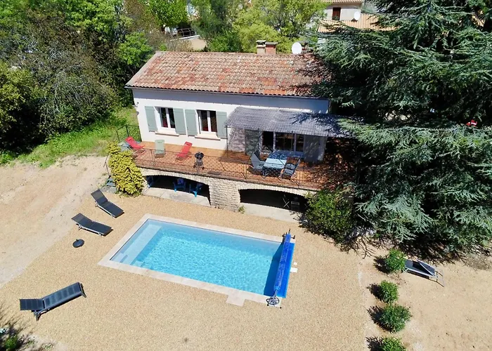 Maison Avec Piscine Chauffee, Centre Village